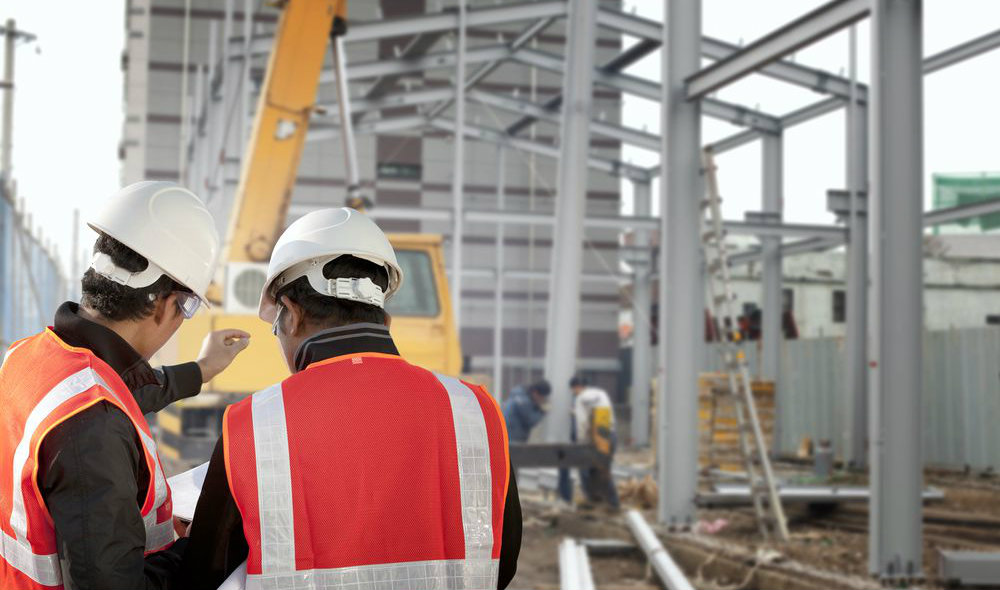 Quais são as vantagens e aplicações do aço na construção civil?