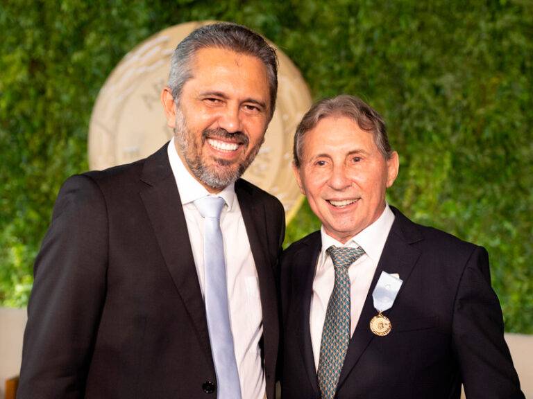 Vilmar Ferreira, presidente do Grupo Aço Cearense, recebe Medalha da Abolição