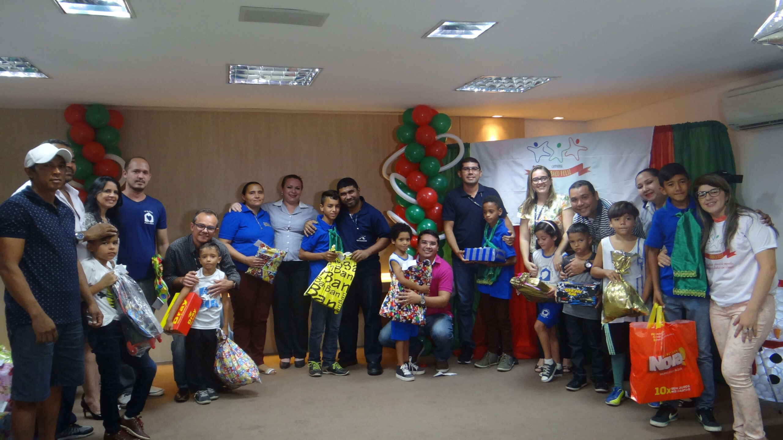 400 crianças receberam presentes no “Abraço Feliz” deste ano