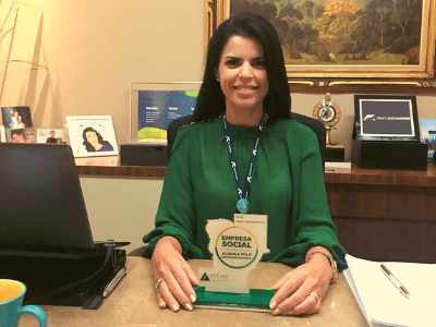 Aline Ferreira é congratulada com o Selo Empresa Social da JA Ceará