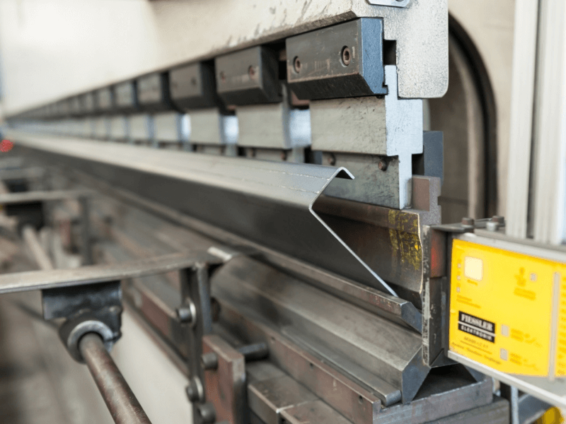 Corte e dobra de chapas de aço: como agregar valor ao seu negócio