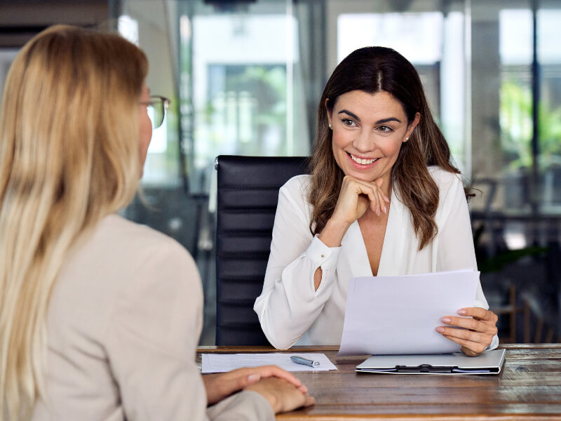 Como entrevistar um candidato para trabalhar na sua loja de ferro e aço?