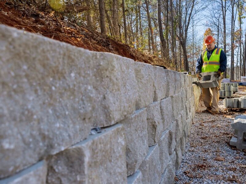 Saiba como construir um muro de arrimo de forma segura