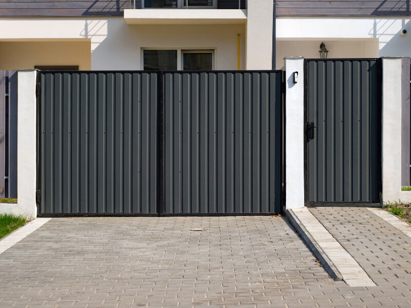 Lambril ondulado ou baguetado: qual a melhor opção para o seu portão?