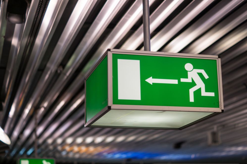 Evite acidentes: saiba a importância de investir na sinalização da sua loja de ferro e aço