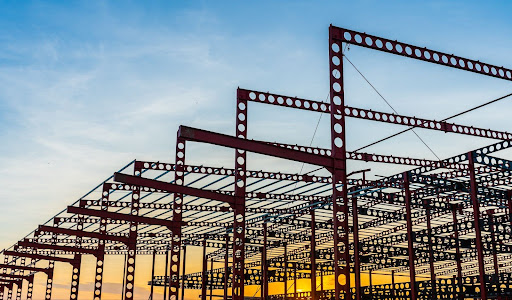 Estruturas metálicas na construção civil: guia completo sobre tipos e aplicações